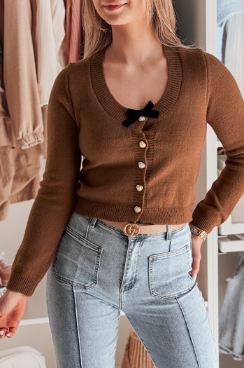 Kurzer Damenpullover mit Schleife LAMURE braun Dstreet MY2472